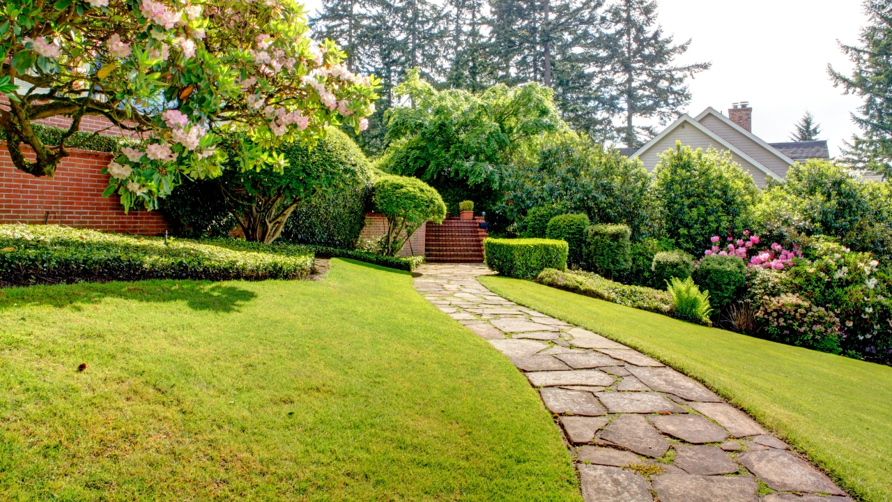 Kako napraviti stazu u dvorištu, tucanik, ploče ili betonske staze, prednosti i mane